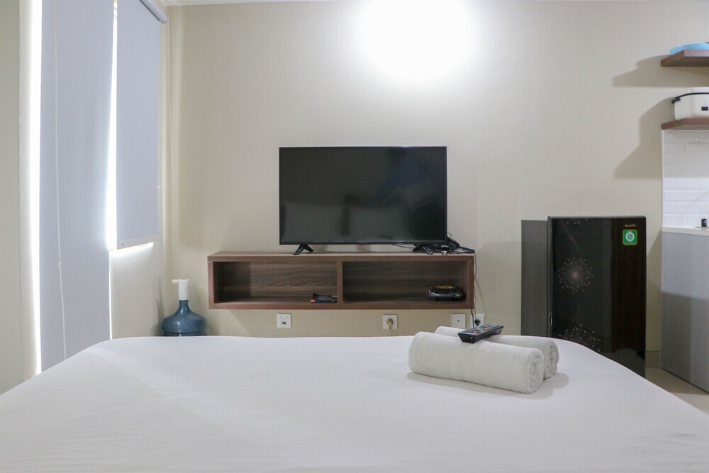 Бекаси: Modern Look And Homey Studio Apartment Gateway Park Lrt City