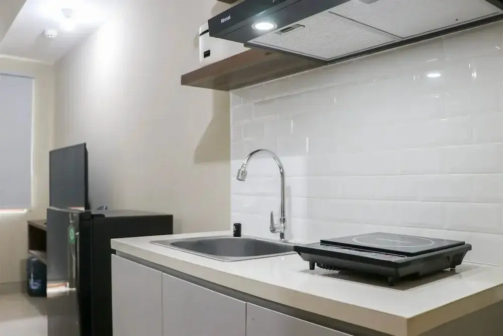 Бекаси: Modern Look And Homey Studio Apartment Gateway Park Lrt City