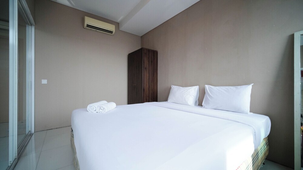 Сурабая: Spacious And Comfy 1Br Apartment Connected To Mall At Aryaduta Residence