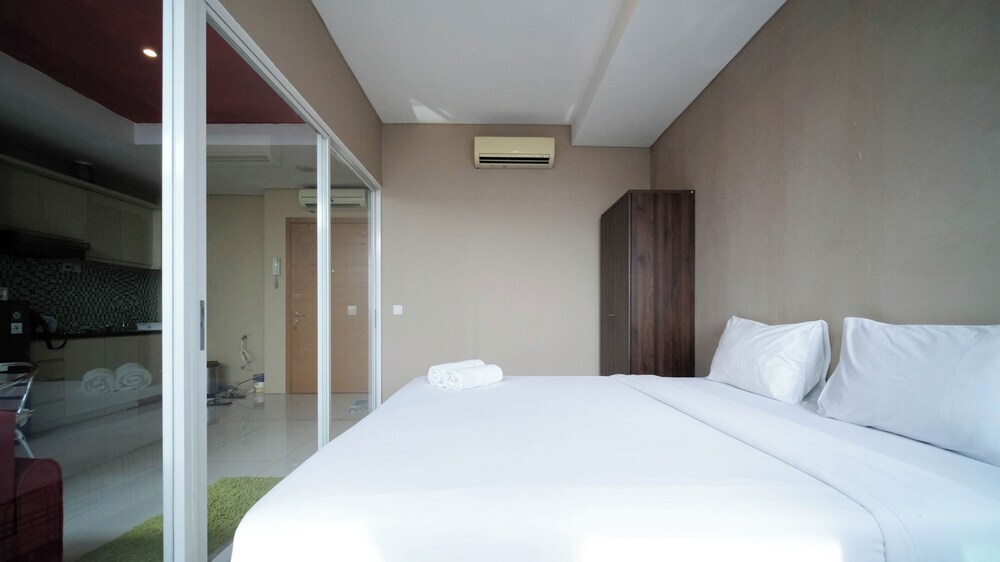 Сурабая: Spacious And Comfy 1Br Apartment Connected To Mall At Aryaduta Residence