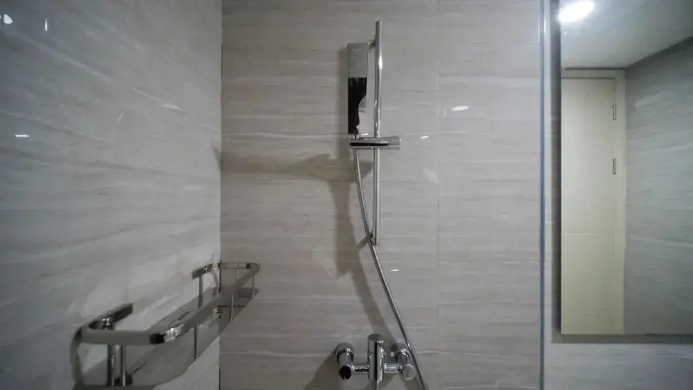 Сурабая: Spacious Studio At La Riz Supermall Mansion Apartment