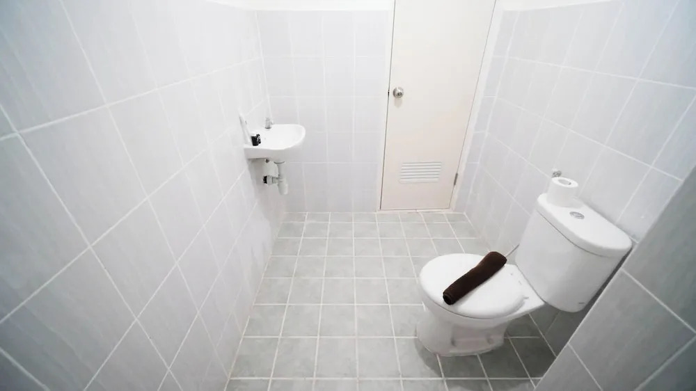 Сурабая: Best Choice And Homey 2Br At Puncak Dharmahusada Apartment