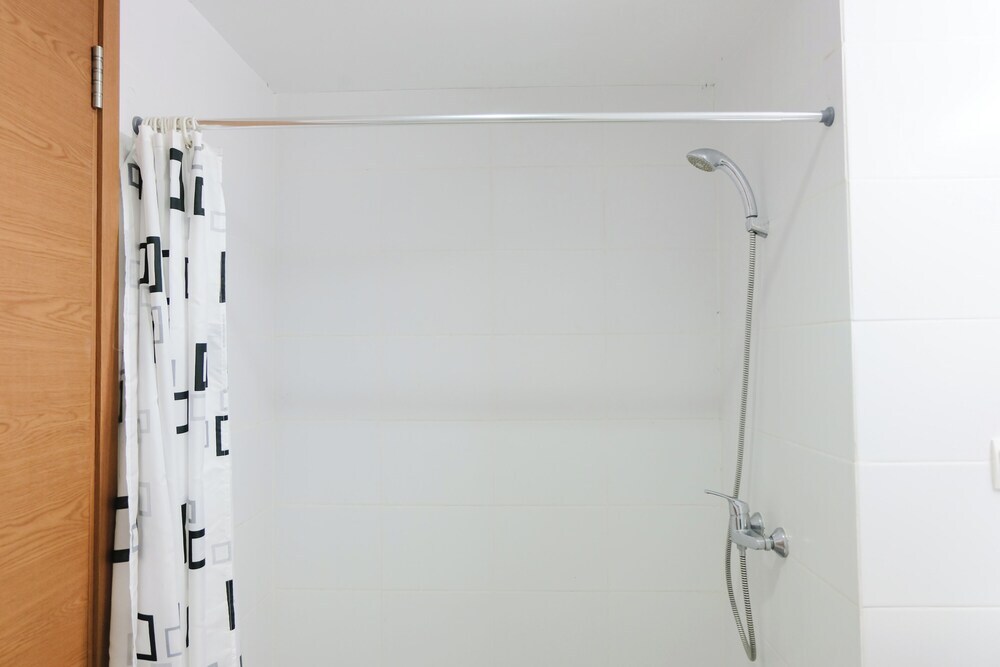 Бандунг: Good Deal Studio Room At Beverly Dago Apartment