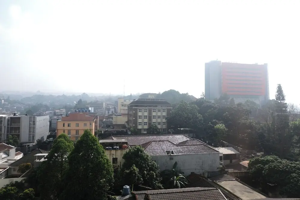 Бандунг: Homey 1Br Apartment With Extra Room At Parahyangan Residence