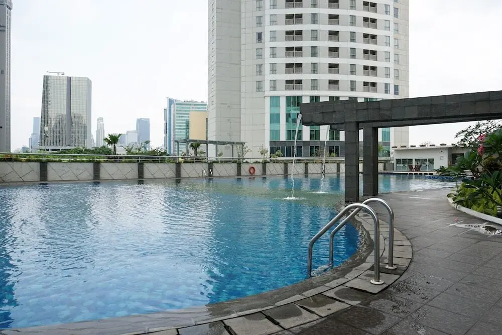 Джакарта: Elegant And And Spacious 1Br The Wave Kuningan Apartment