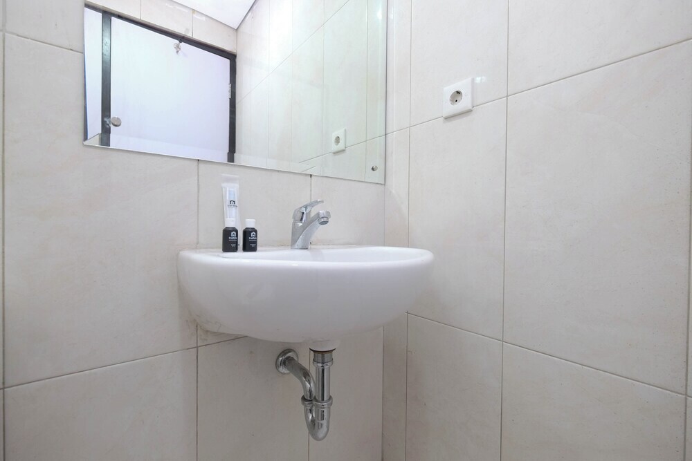 Джакарта: Comfort Studio For 4 Pax At Nifarro Park Apartment