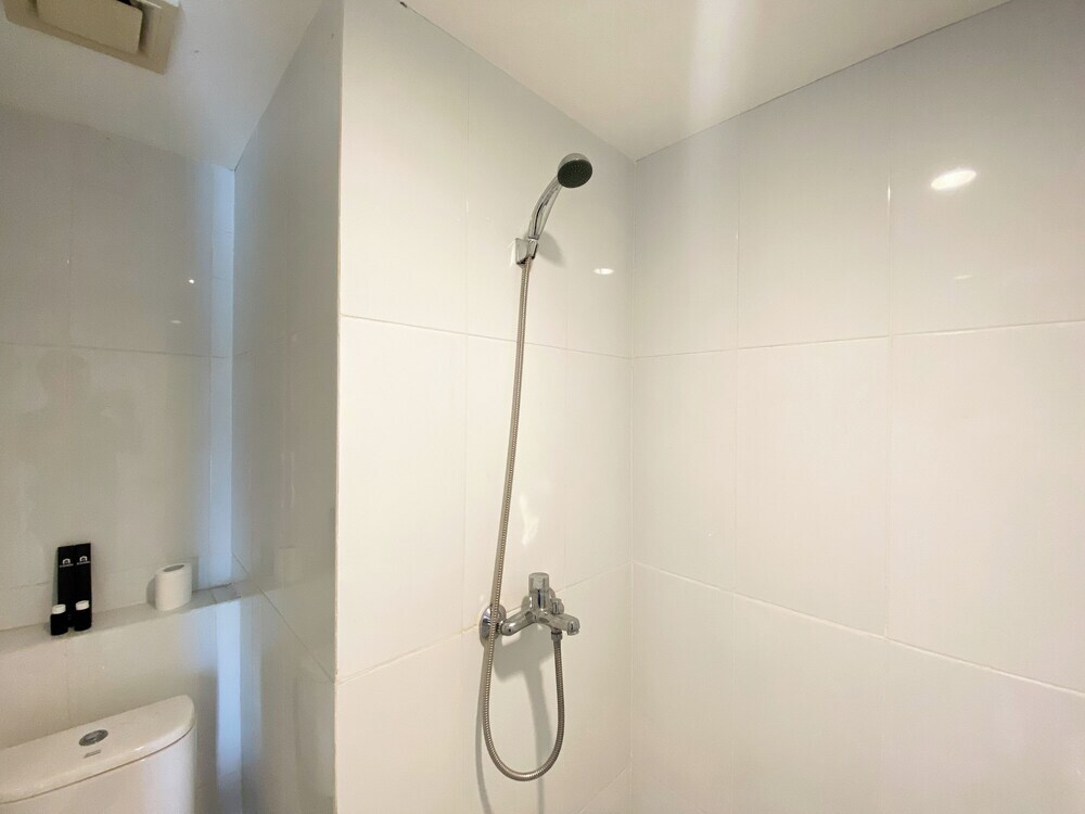 Караванг: Cozy Stay Studio At Tamansari Mahogany Karawang Apartment