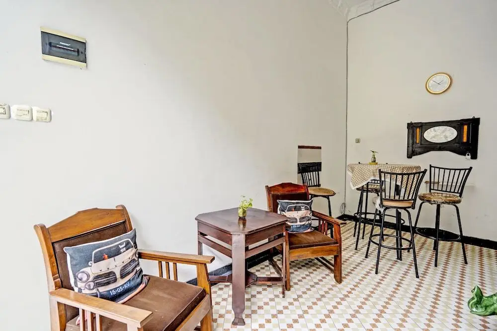 Сурабая: OYO Life 92030 Ef Palm Guest House Family