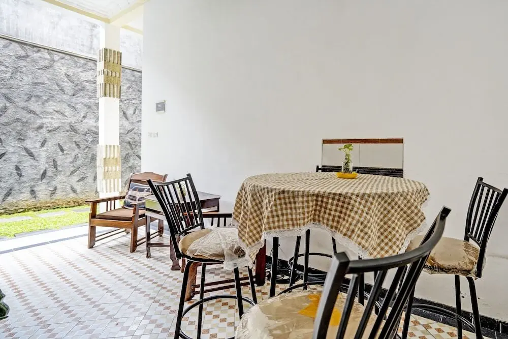 Сурабая: OYO Life 92030 Ef Palm Guest House Family