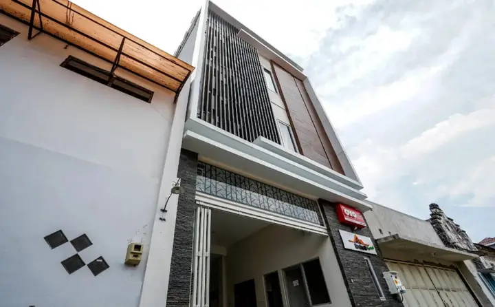 Сурабая: Graha 8 Syariah By OYO Rooms