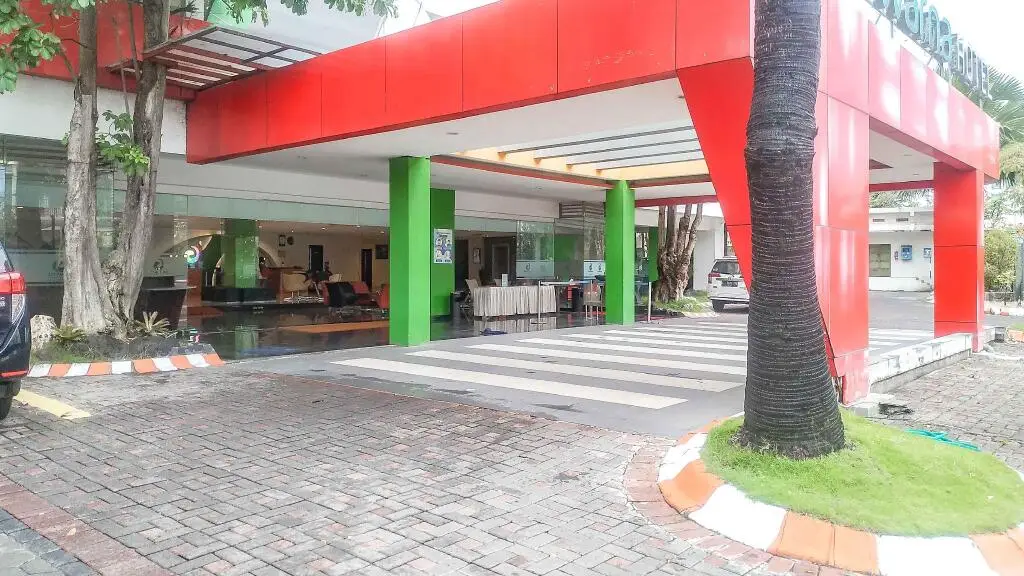 Formerly RedDoorz Premium Jalan Veteran Bojonegoro — фото 1