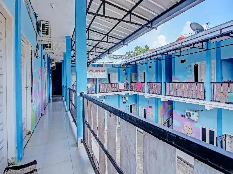Прабумулих: Oyo 91404 Kost Syahira
