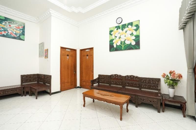 Сурабая: OYO 631 Tjahaja Baroe Residence Syariah