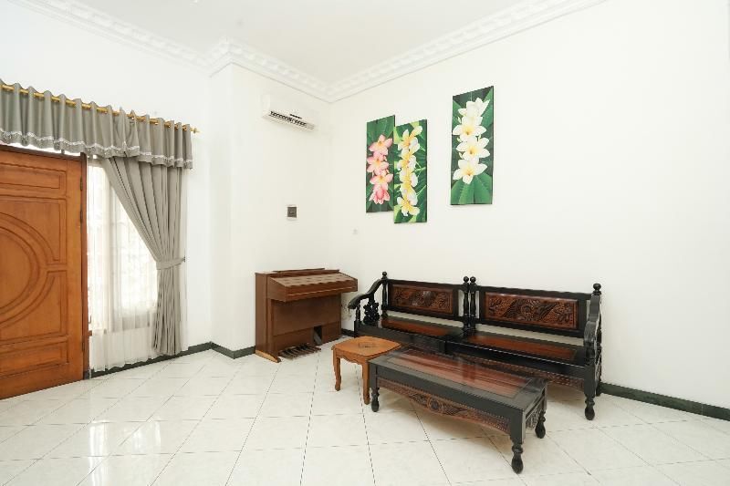 Сурабая: OYO 631 Tjahaja Baroe Residence Syariah