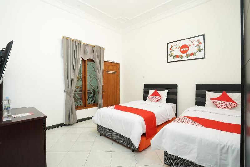 Сурабая: OYO 631 Tjahaja Baroe Residence Syariah