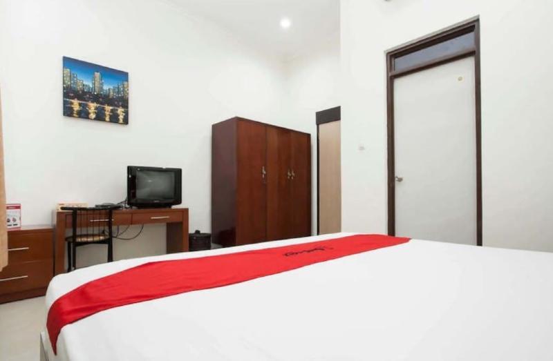 Сурабая: Soerabaja Place Guest House by ZUZU