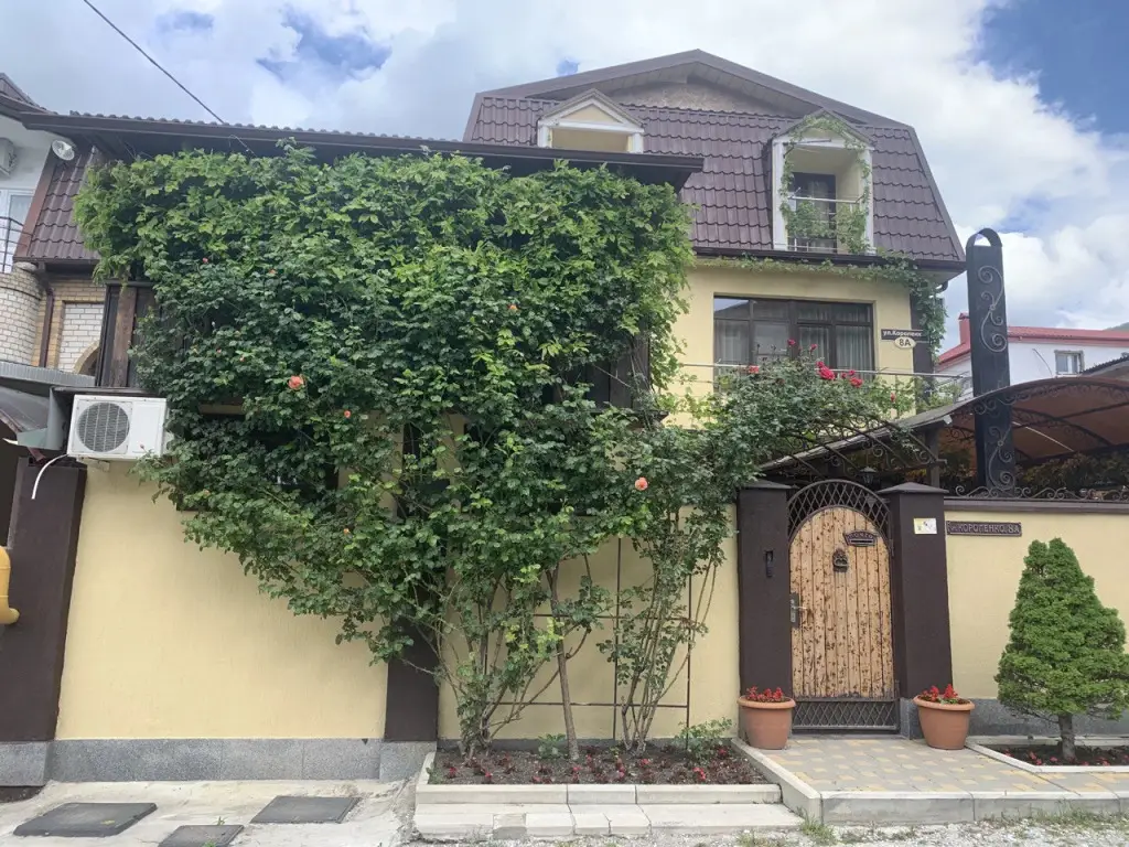 Chetyre Sezona Na Korolenko 8A Guest House — фото 1