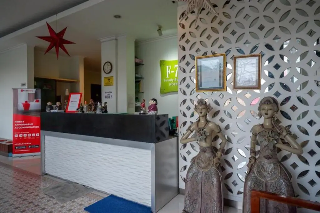 Батуретно: Cabin Hotel F77
