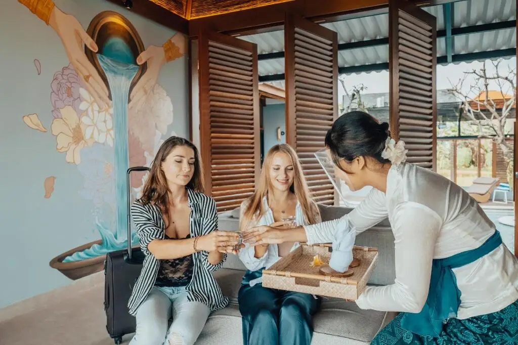 Чангу: Amolas Canggu Villa Balinese Muralism