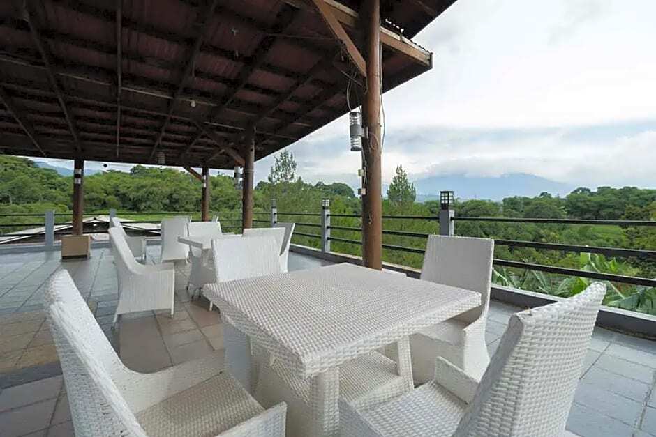 Сукарайя: Hotel O Gunung Geulis Village