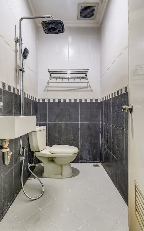 Караванг: OYO 90940 Guesthouse Colombus G12