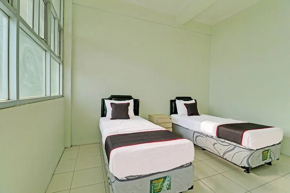 Паромпонг: Capital O 91466 Hotel Neu Backpacker Tf Syariah (smk Tb)