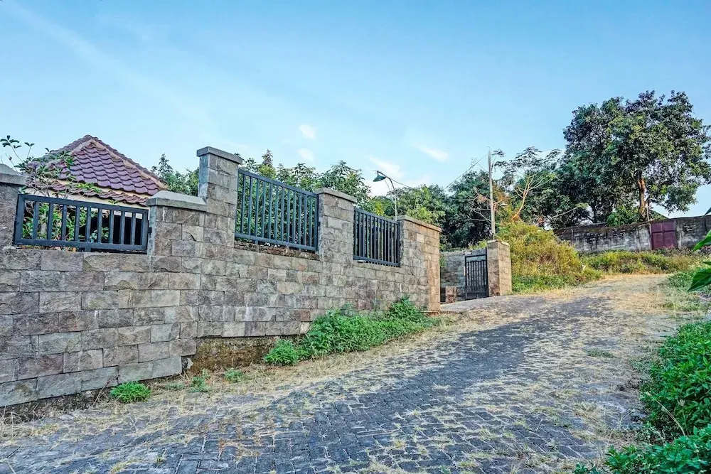Приген: Spot On 91756 Alif House Syariah