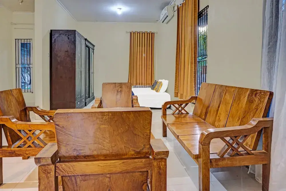 Приген: Spot On 91756 Alif House Syariah