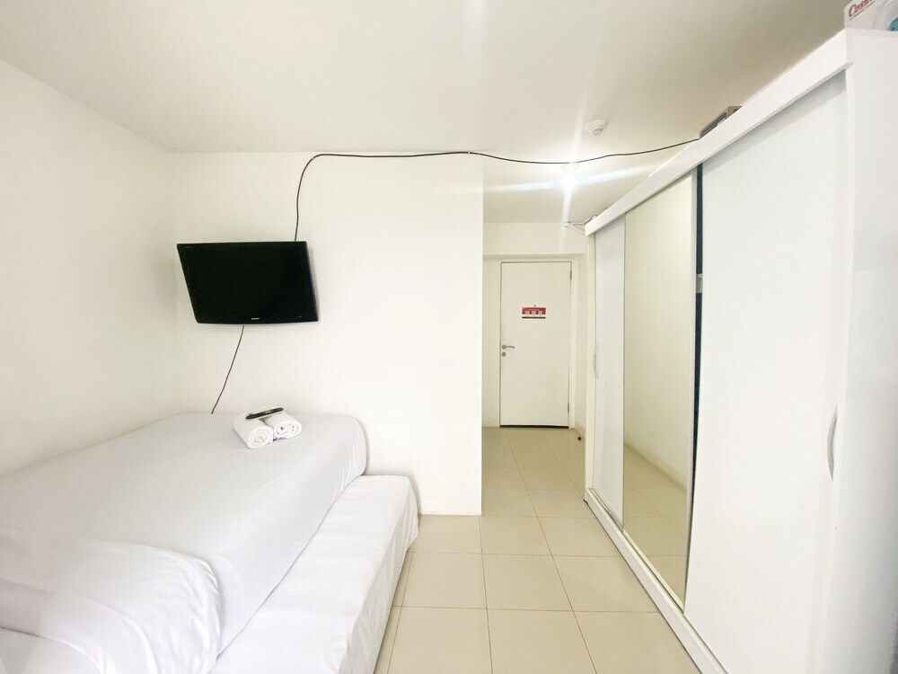 Джакарта: Best Strategic Studio (No Kitchen) At Bassura City Apartment