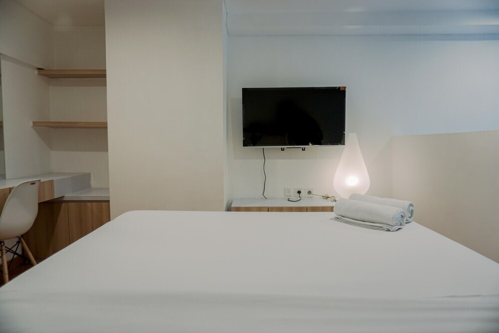 Южный Тангеранг: Modern And Cozy Living Studio Loft At Kingland Avenue Apartment