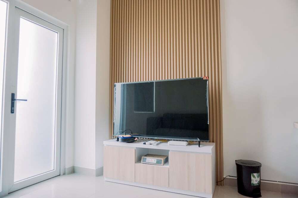 Южный Тангеранг: Modern And Cozy Living Studio Loft At Kingland Avenue Apartment