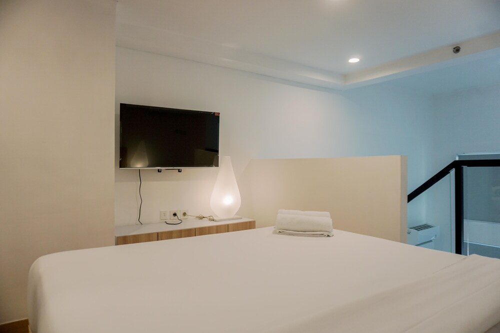 Южный Тангеранг: Modern And Cozy Living Studio Loft At Kingland Avenue Apartment