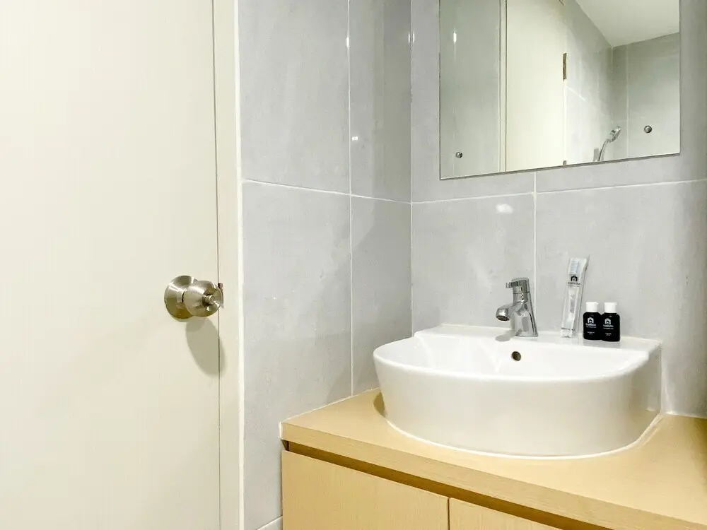 Бекаси: Spacious And Combined 1Br Vasanta Innopark Apartment