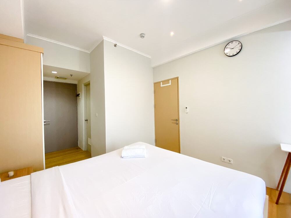 Бекаси: Spacious And Combined 1Br Vasanta Innopark Apartment