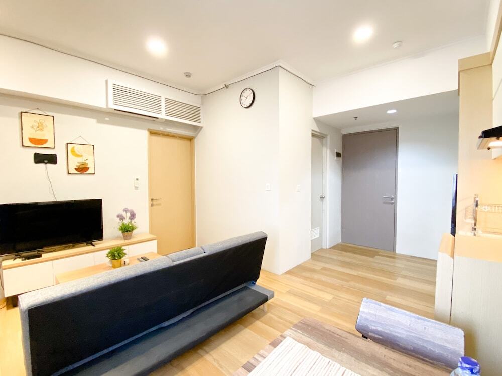 Бекаси: Spacious And Combined 1Br Vasanta Innopark Apartment