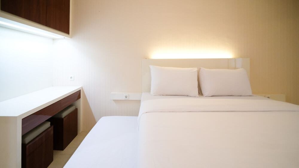 Сурабая: Compact And Cozy Stay Studio At Bale Hinggil Apartment