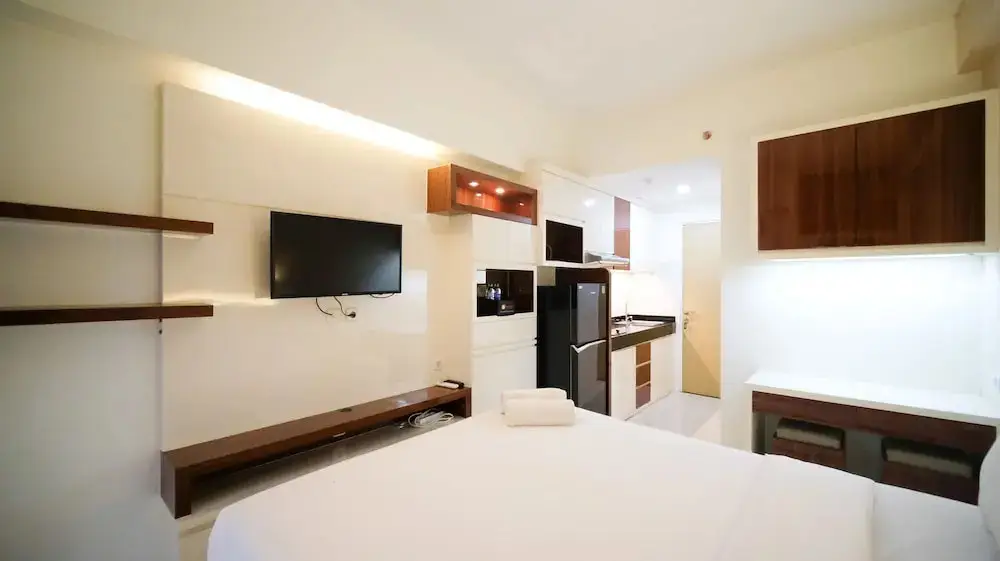 Сурабая: Compact And Cozy Stay Studio At Bale Hinggil Apartment
