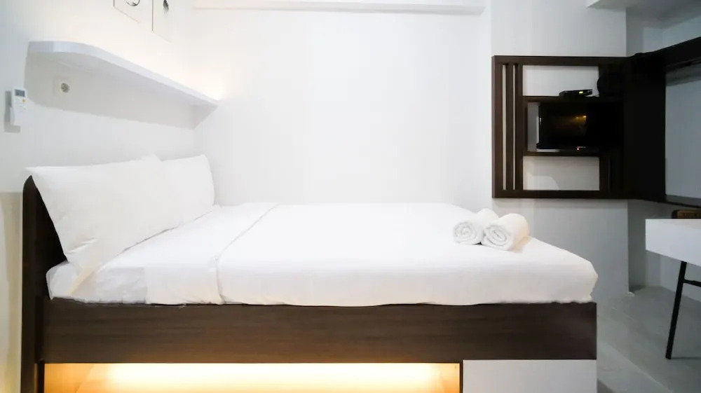 Сидоарджо: Modern And Simple Studio (No Kitchen) Apartment At Suncity Residence