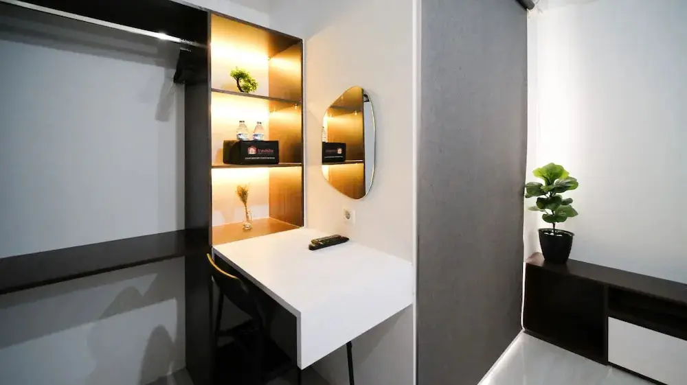 Сидоарджо: Modern And Simple Studio (No Kitchen) Apartment At Suncity Residence