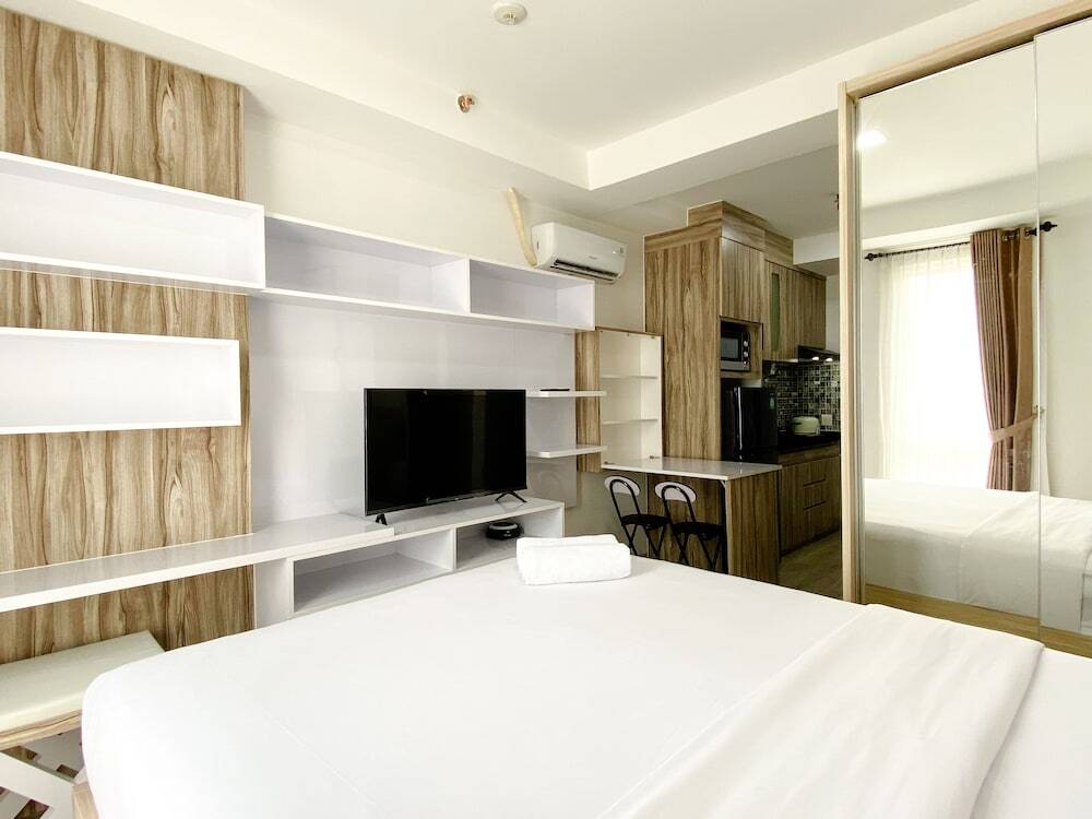 Чикаранг: Homey And Compact Studio At Azalea Suites Apartment