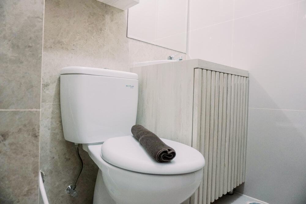 Южный Тангеранг: Homey And Enjoy Living Studio Transpark Bintaro Apartment