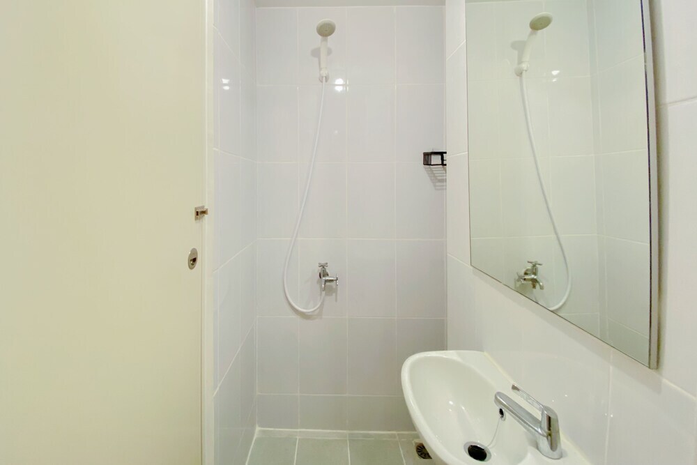 Южный Тангеранг: Compact And Restful Studio Apartment Tokyo Riverside Pik 2
