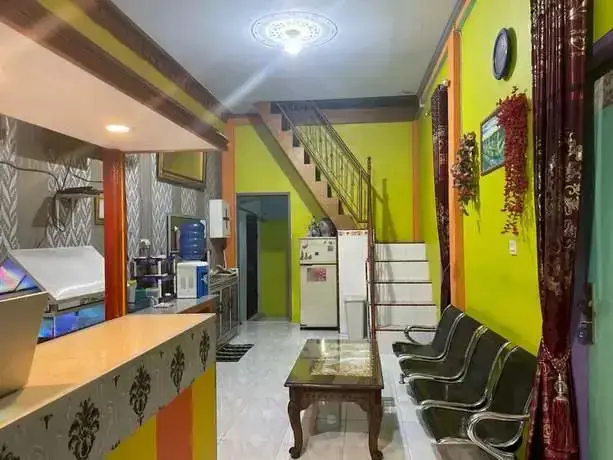 Паданг: OYO 93308 Lima Saudara Syariah