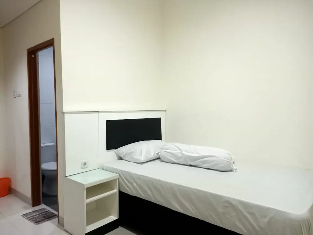 Караванг: Oyo Life 92859 Biant House