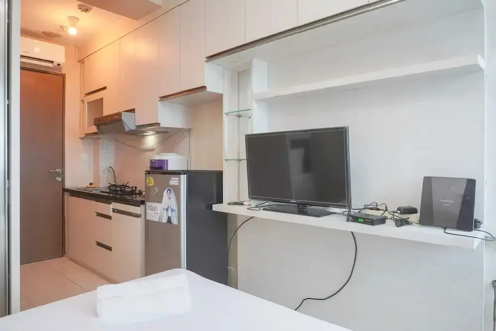 Джакарта: Good Deal And Cozy Stay Studio Room Tifolia Apartment
