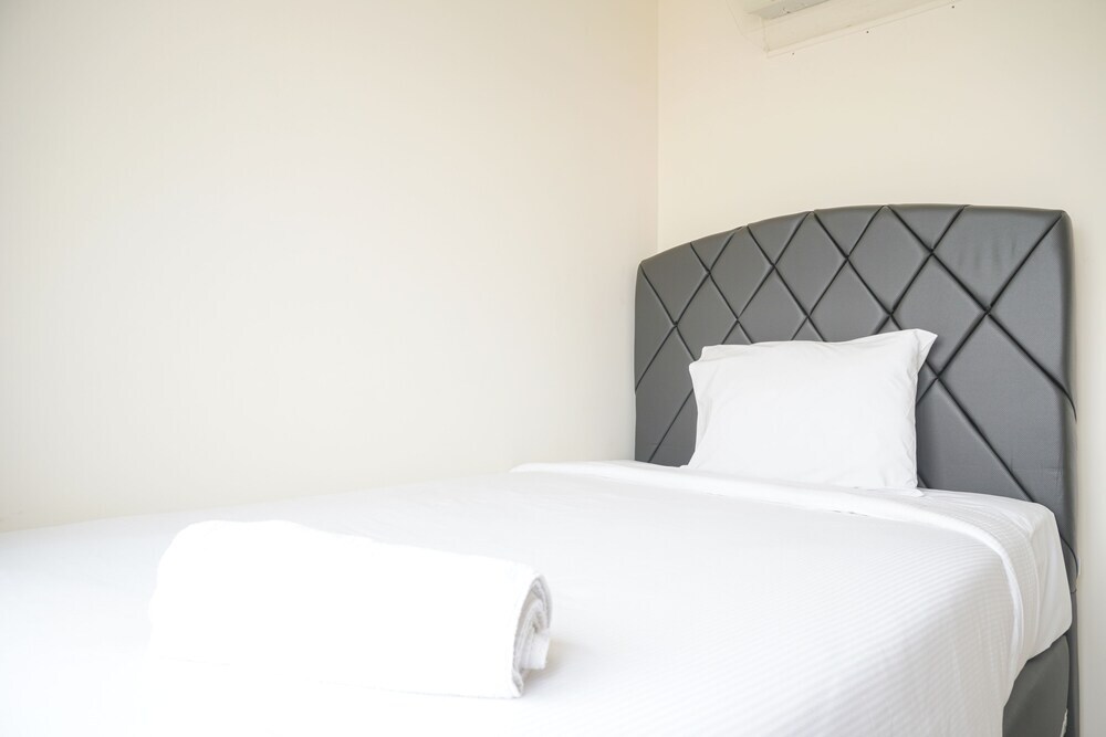 Джакарта: Comfortable And Homey 2Br Belmont Residence Puri Apartment