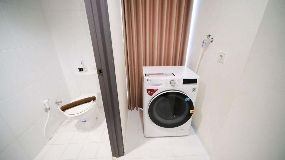Сурабая: Best Location And Strategic 2Br At Praxis Apartment