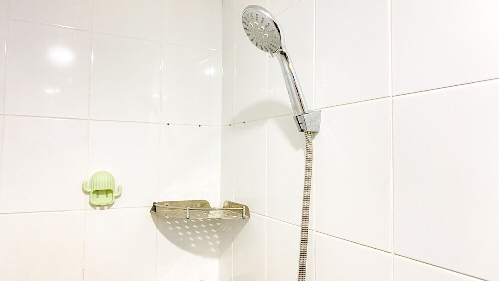 Джакарта: Modern And Classic 2Br At Green Pramuka City Apartment