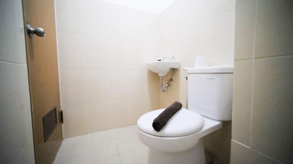 Сурабая: Best Location And Homey Studio At Bale Hinggil Apartment