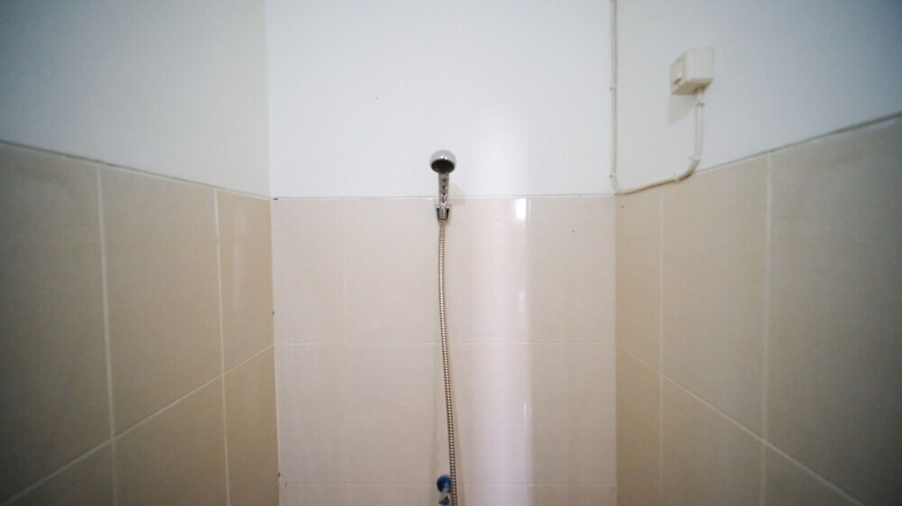 Сурабая: Best Location And Homey Studio At Bale Hinggil Apartment